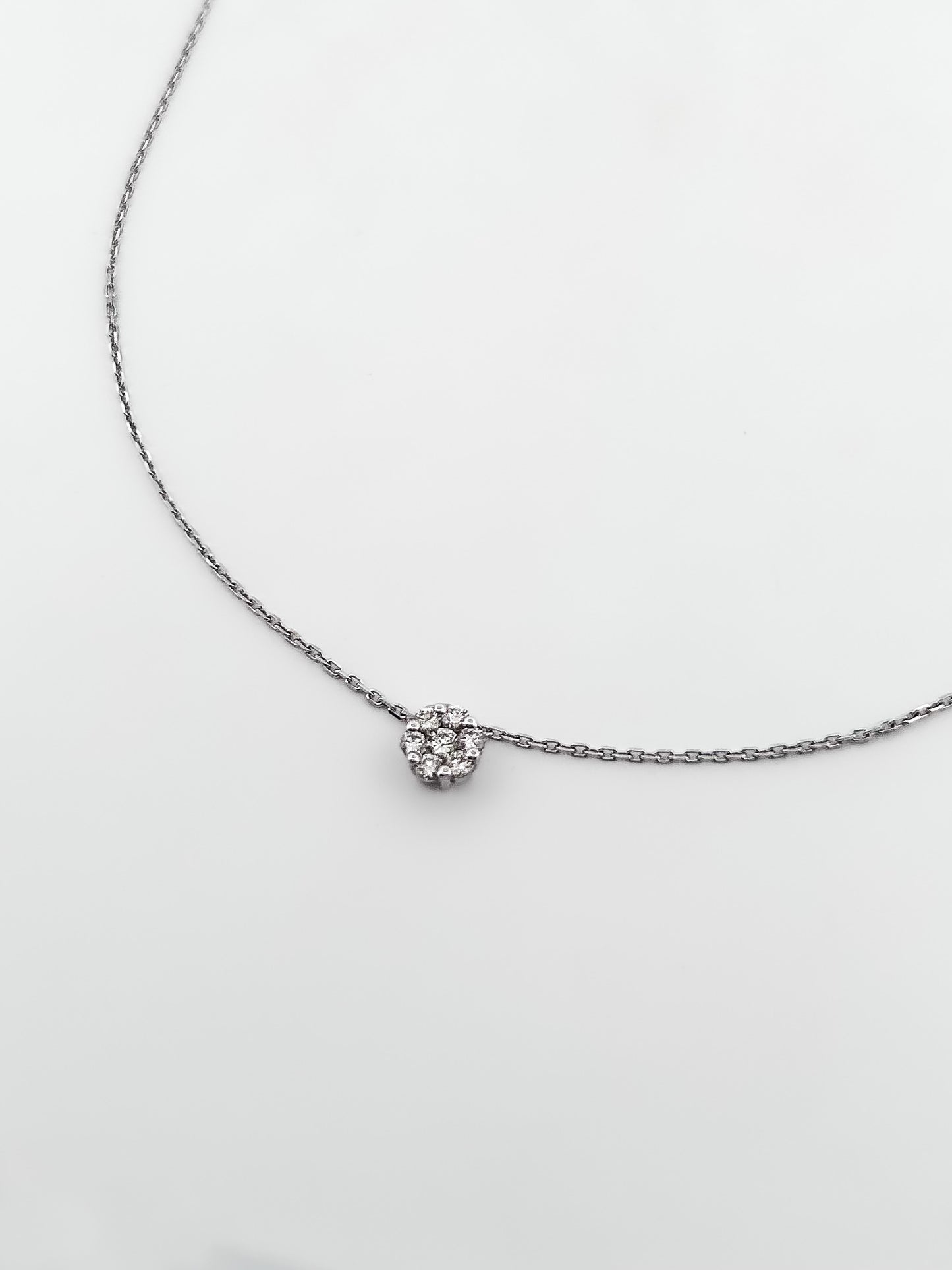Comprar collar en oro blanco de 18kt compuesto por cadena forzada y colgante con 7 diamantes talla brillante. Cierre reasa. Joyería Compro Oro Barcelona. Ian'Or