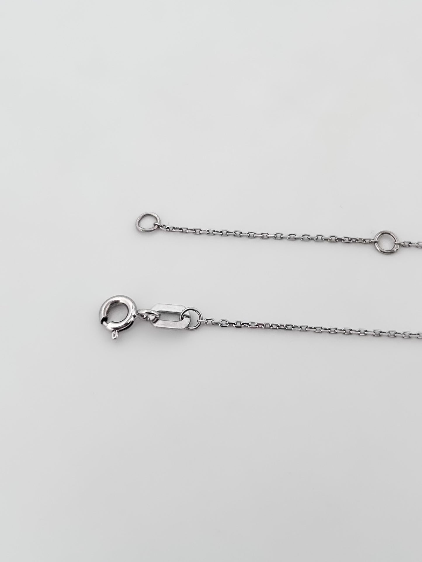 Comprar collar en oro blanco de 18kt compuesto por cadena forzada y colgante con 7 diamantes talla brillante. Cierre reasa. Joyería Compro Oro Barcelona. Ian'Or