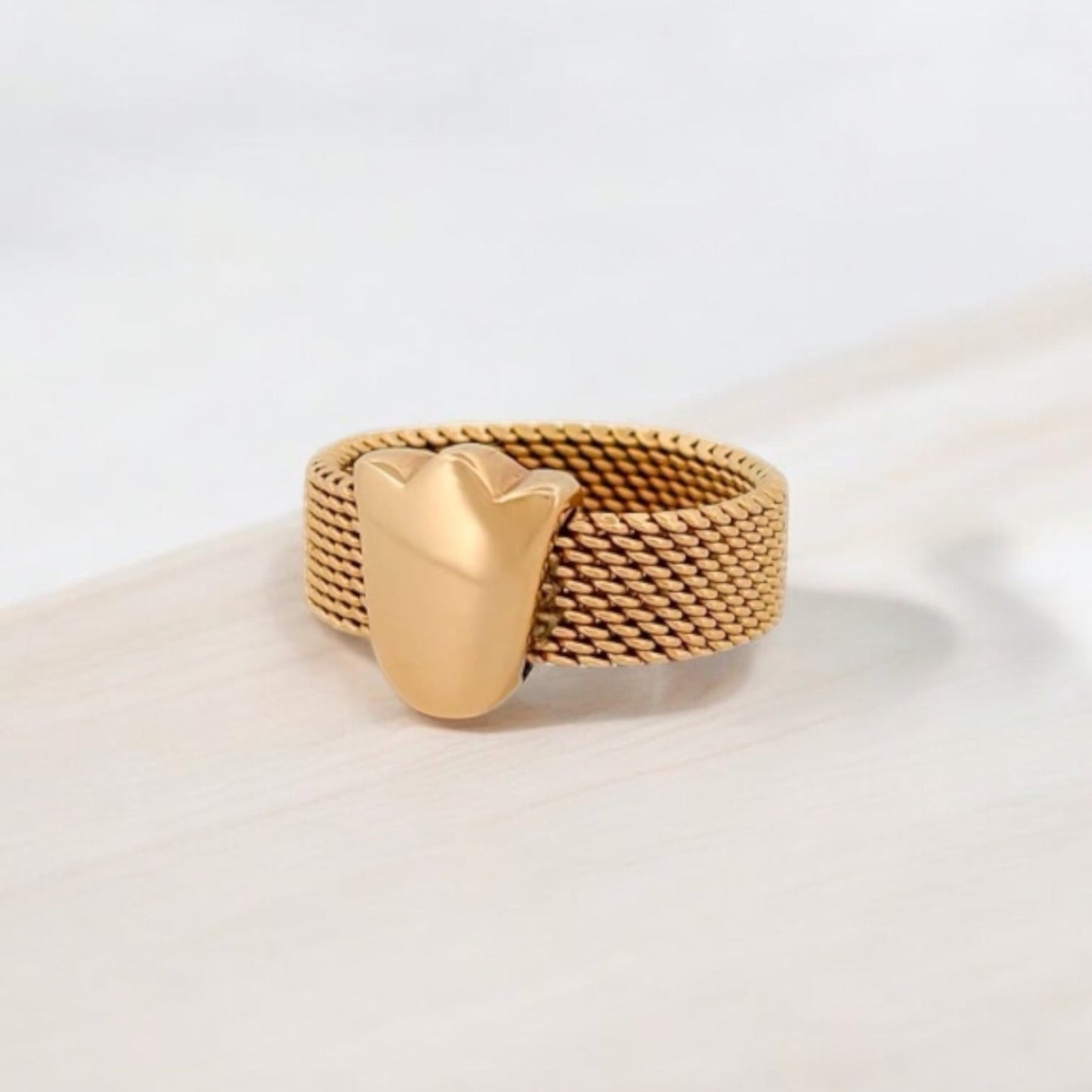 Anillo original de Tous realizado con el característico tejido de malla en oro amarillo de 18kt con el característico tulipán de la firma. Joyas de Tous al mejor precio.