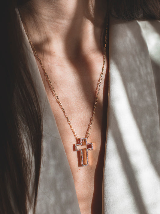 Comprar colgante en forma de cruz realizada en oro rosa de 18kt con brillantes. Cruces de oro y diamantes baratas. Joyería compro oro Ian'Or. Envío GRATIS.