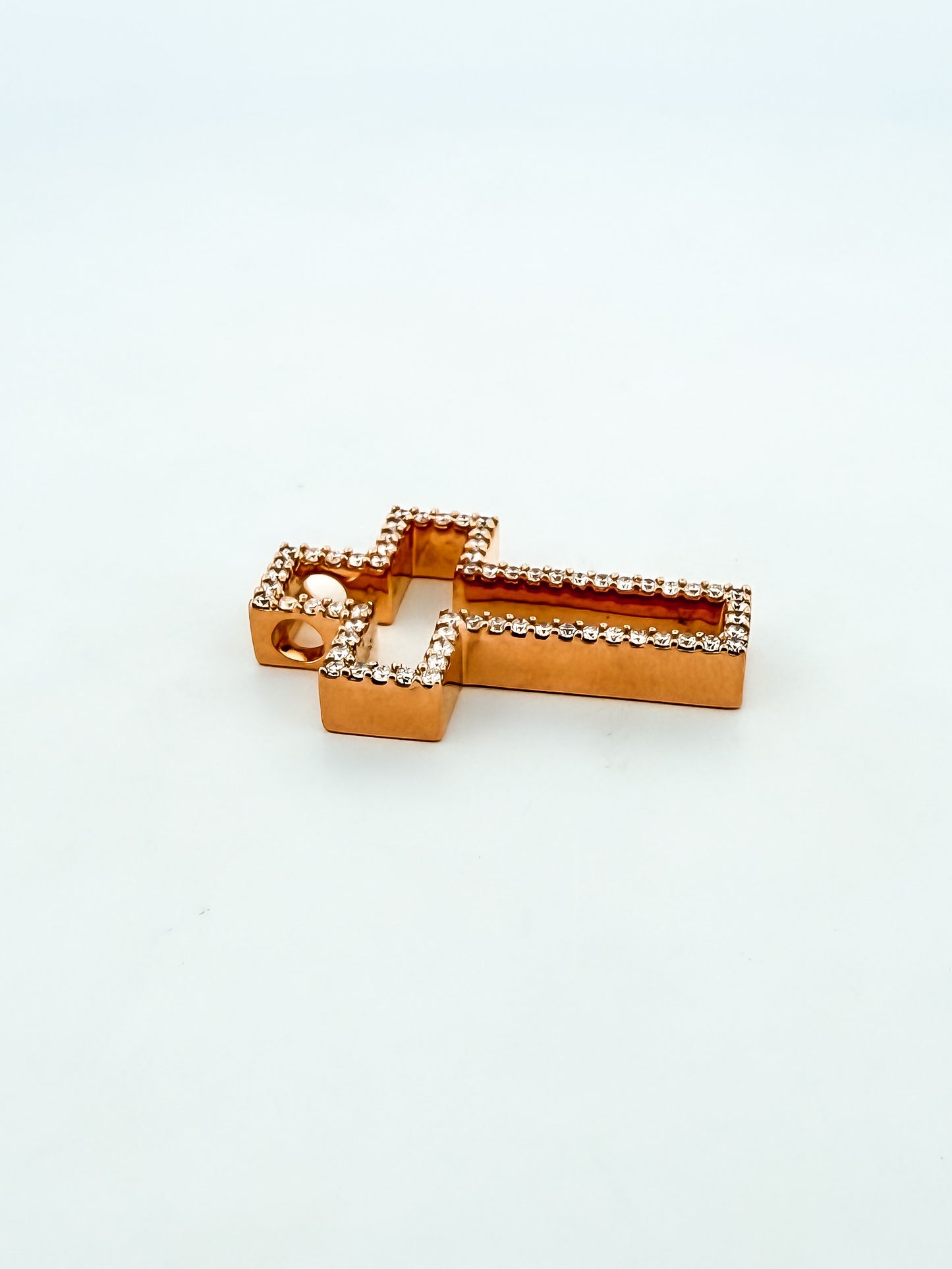Comprar colgante en forma de cruz realizada en oro rosa de 18kt con brillantes. Cruces de oro y diamantes baratas. Joyería compro oro Ian'Or. Envío GRATIS.