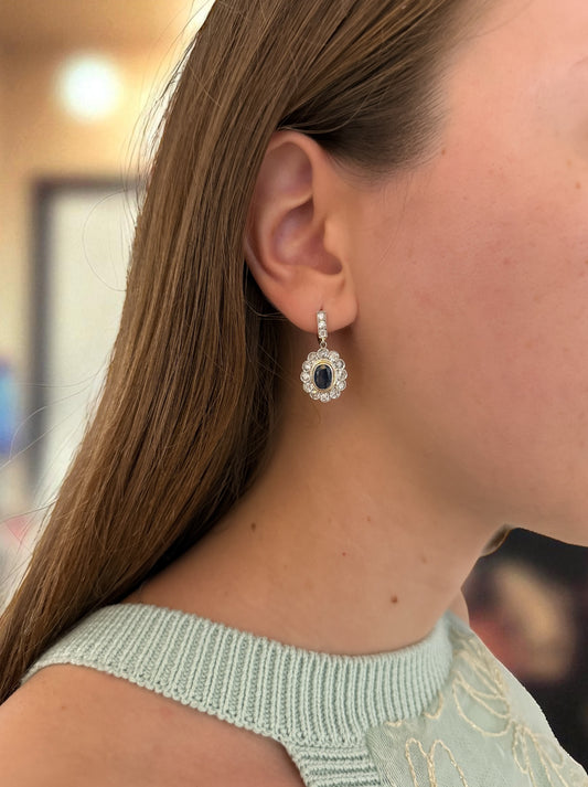 Pendientes vintage de oro amarillo de 18kt  con diamantes talla antigua en platino. Estos maravillosos pendientes antiguos están compuestos por 2 rosetones de platino con engaste en chatón de un zafiro talla oval y orla de 12 diamantes talla antigua cada uno , lo que los convierte en una joya excepcional Cierre catalan