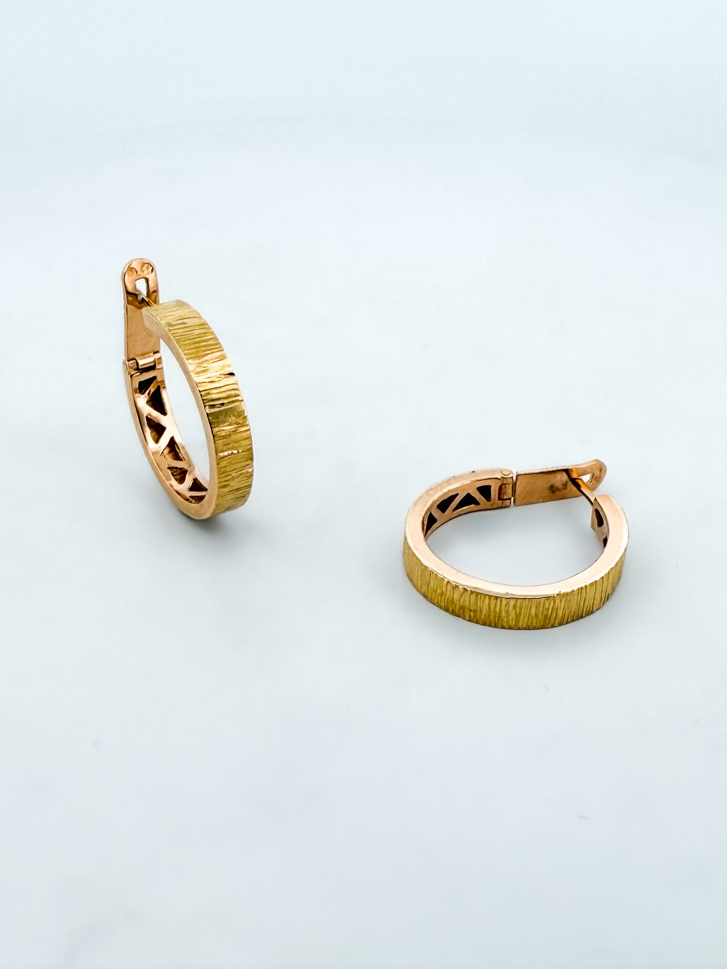 Comprar pendientes aros oro amarillo 18kt. Pendientes de oro de 18kt baratos. Joyería Ian'Or. Envío gratis. Donde comprar y vender oro al mejor precio.