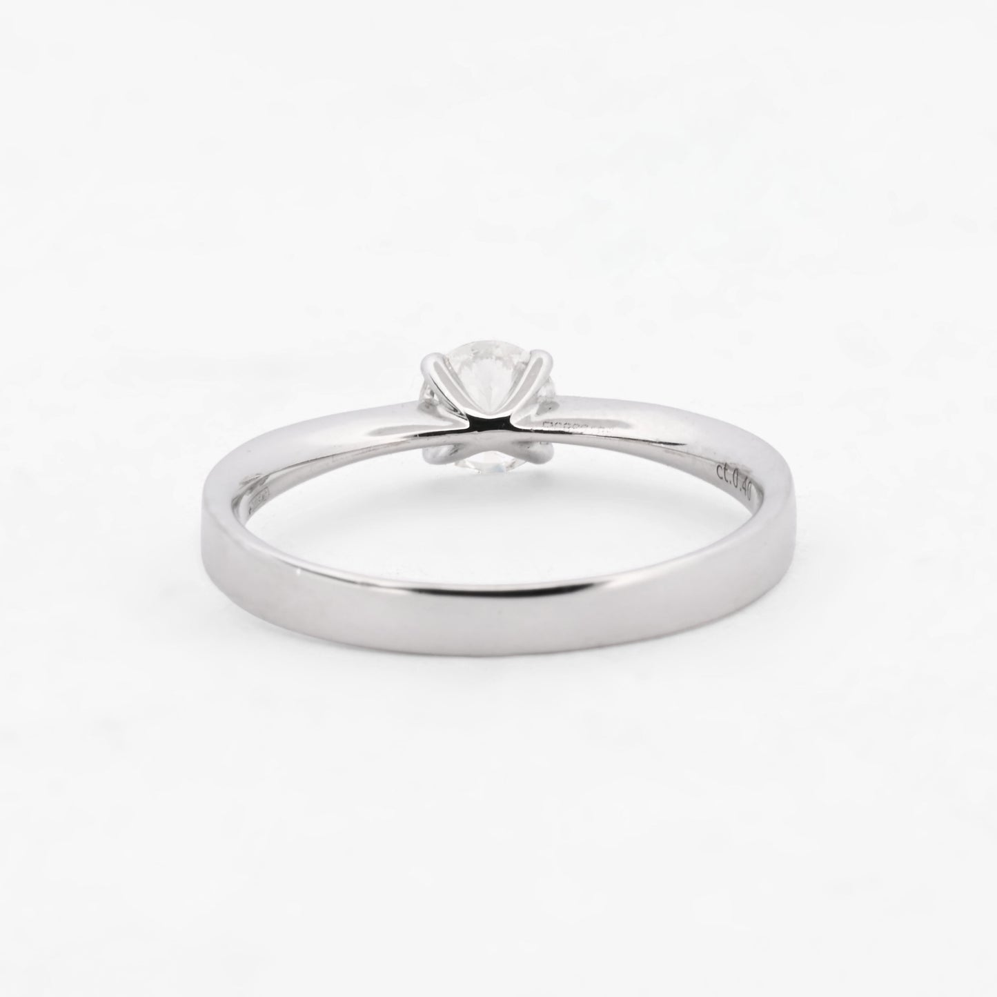 Comprar Solitario de la firma RABAT en oro blanco de 18kt con un diamante talla brillante con engaste en 4 grapas de 0,40ct el interio . Joyas Rabat al mejor precio. Envío GRATIS.