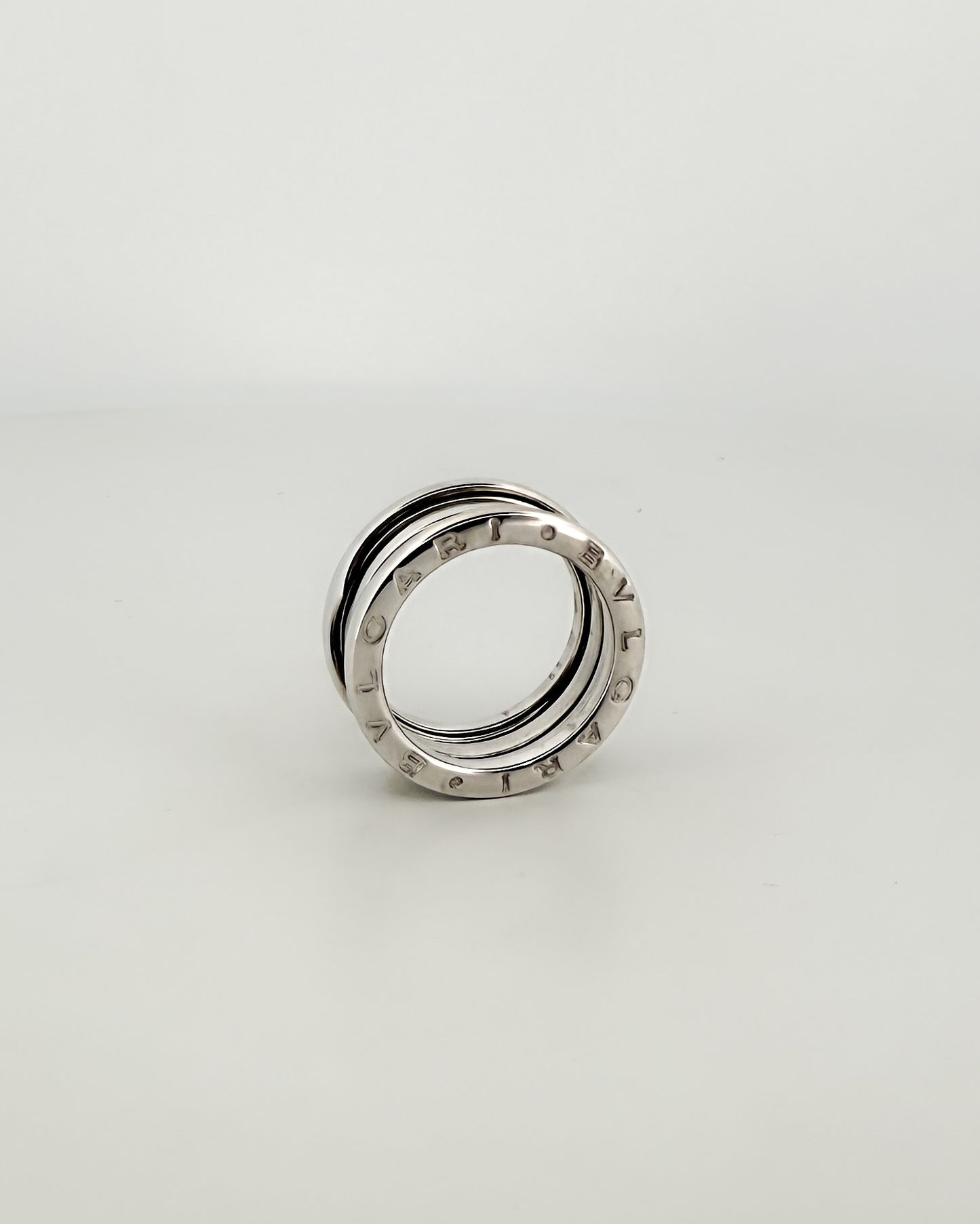 Comprar anillo de la colección B.zero1 de la firma BVLGARI en oro blanco de 18kt de 3 bandas. Joyas Bvlgari baratas. Joyería Ian'Or. Envío Gratis.