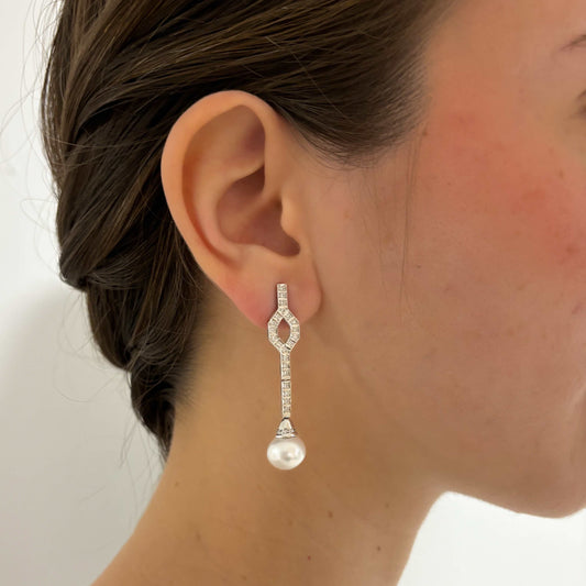 Pendientes largos de oro blanco de 18kt y 22 diamantes a lo largo de cada pendiente. Cierre a presión. Unos pendientes muy especiales que combinan perfectamente con los vestidos de novia. Joyas de novia, segunda mano, restauración y creación de joyas, compro oro Barcelona. Joyeria Ian'Or dónde comprar y vender oro y joyas al mejor precio en Barcelona.