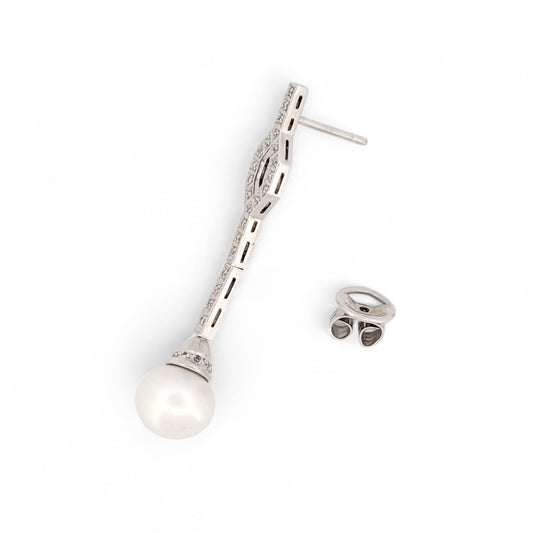 Pendientes largos de oro blanco de 18kt y 22 diamantes a lo largo de cada pendiente. Cierre a presión. Unos pendientes muy especiales que combinan perfectamente con los vestidos de novia. Joyas de novia, segunda mano, restauración y creación de joyas, compro oro Barcelona. Joyeria Ian'Or dónde comprar y vender oro y joyas al mejor precio en Barcelona.