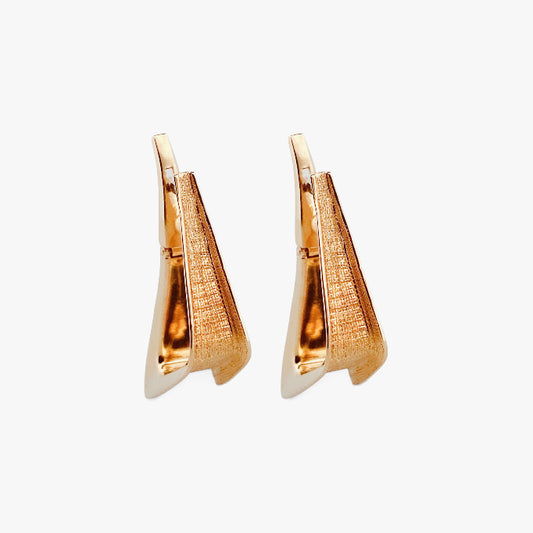 Pendientes tipo criollas en forma triangular realizados en oro amarillo de 18kt. Estos pendientes disponen de cierre tipo catalán. Envío GRATIS