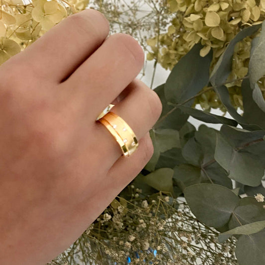 Anillo realizado en oro amarillo de 18kt con banda central mate y con diamantes talla brillante intercalados. Comprar Joyas de compromiso baratas Barcelona.