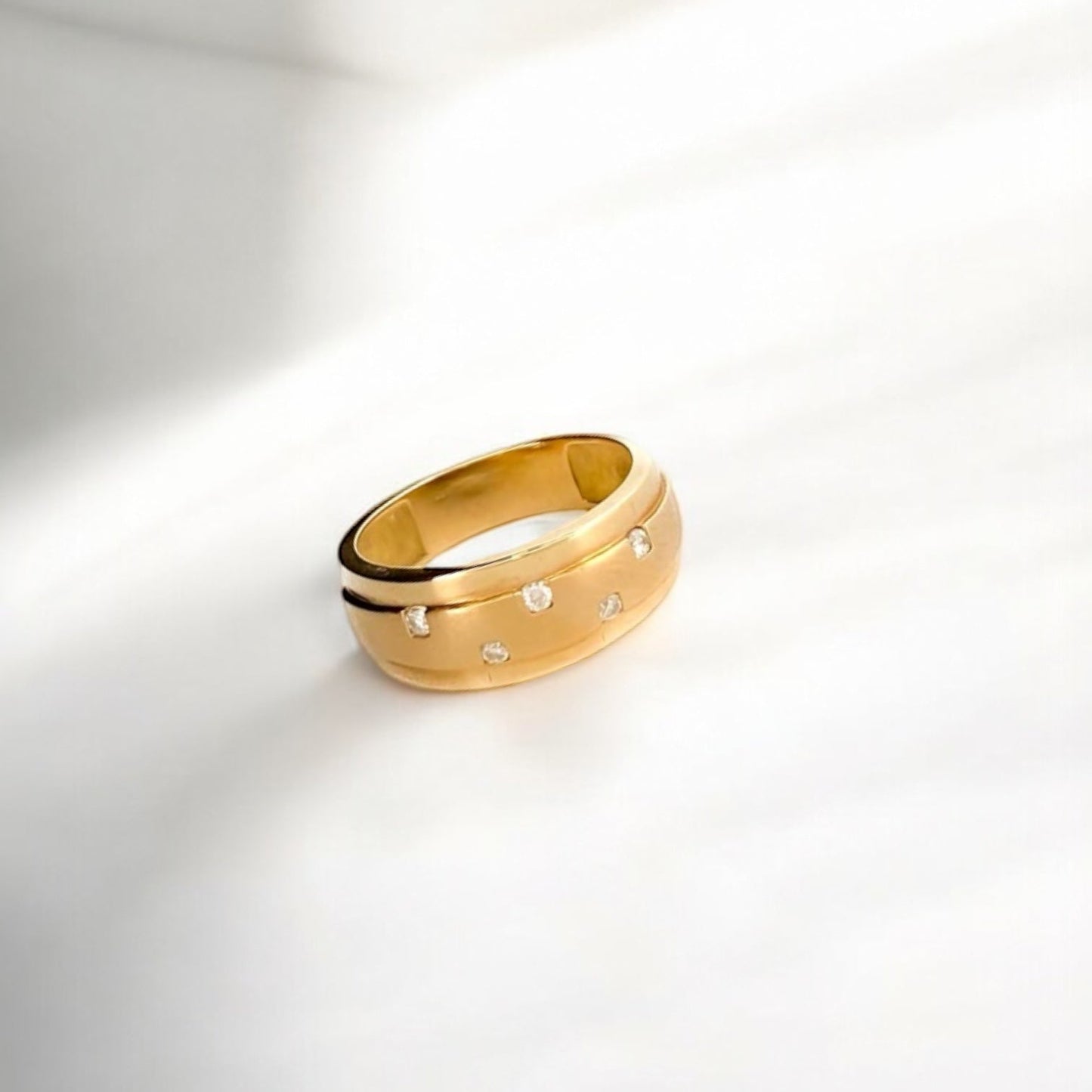 Anillo realizado en oro amarillo de 18kt con banda central mate y con diamantes talla brillante intercalados. Comprar Joyas de compromiso baratas Barcelona.