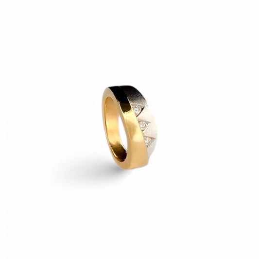 Anillo bicolor de oro blanco y amarillo de 18kt, con 3 diamantes talla brillante de 0,04ct cada uno. Pieza de segunda mano restaurada en Barcelona.