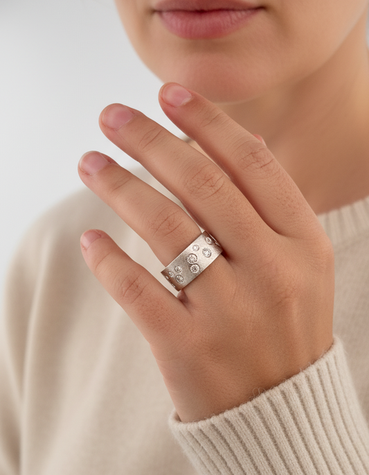 Comprar sortija realizada en oro blanco mate de 18kt con brillantes alternos engastado en la parte frontal