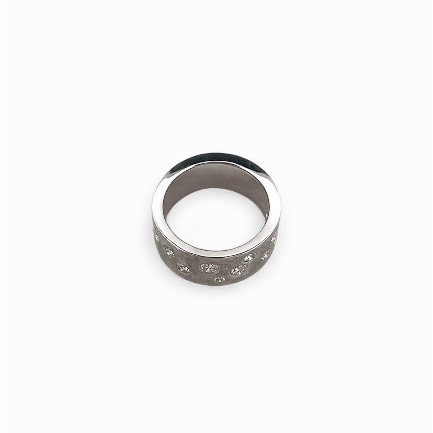 Comprar sortija realizada en oro blanco mate de 18kt con brillantes alternos engastado en la parte frontal