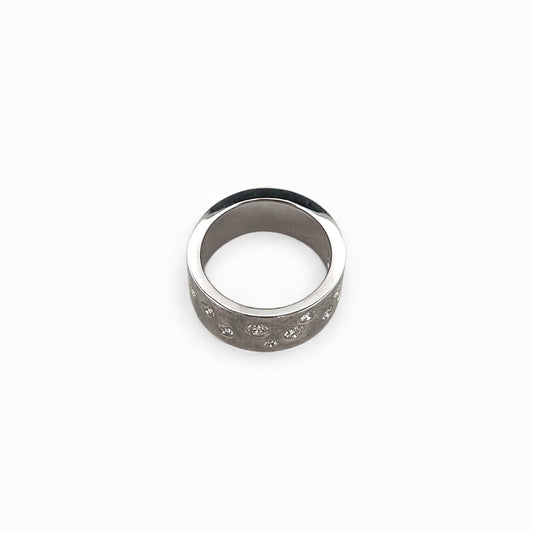 Comprar sortija realizada en oro blanco mate de 18kt con brillantes alternos engastado en la parte frontal