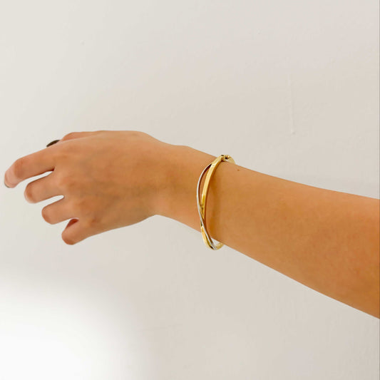 Comprar pulsera esclava de Oro amarillo de 18kt. Esta preciosa pulsera rígida dispone de cierre de cajón. Joyas de segunda mano en Barcelona. Joyería Ian'Or.