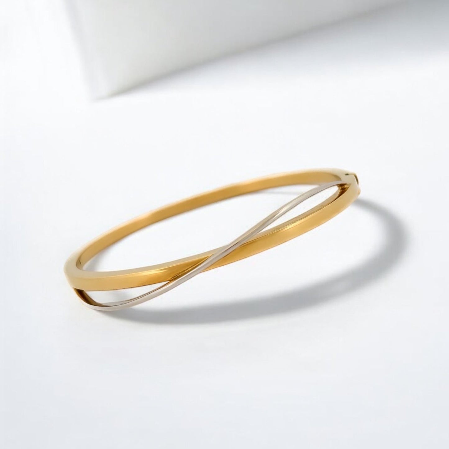 Comprar pulsera esclava de Oro amarillo de 18kt. Esta preciosa pulsera rígida dispone de cierre de cajón. Joyas de segunda mano en Barcelona. Joyería Ian'Or.