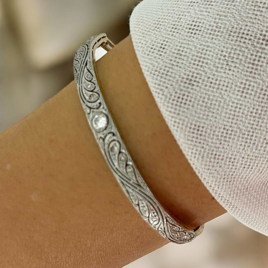 Comprar pulsera semirrígida Art Deco realizada en oro blanco de 18kt y platino con diamante central y diamantes talla antigua a lo largo de la pulsera. Ian'Or.