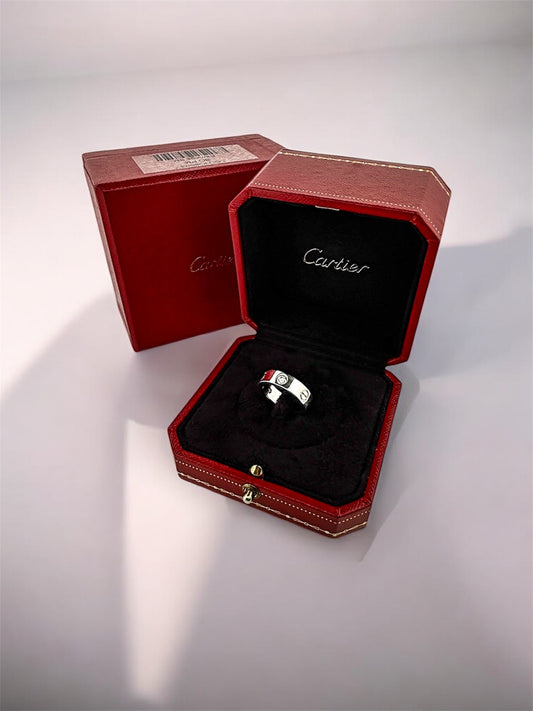 Anillo original de la prestigiosa firma Cartier de la colección LOVE realizada en oro blanco con engaste de 3 brillantes. Joyas Cartier Originales