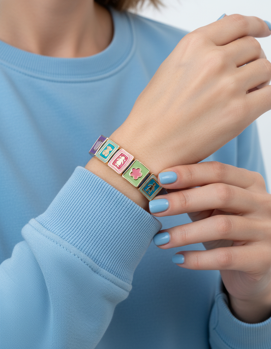 Comprar pulsera de Tous realizada en caucho y con quadrados en el centro realizados en oro amarillo con diferentes dibujos en cada uno. Joyas de Tous de oro descatalogadas al mejor precio