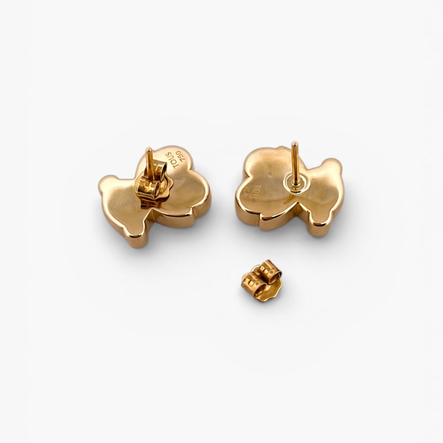 Comprar pendientes de oro amarillo de 18kt originales de la firma TOUS con los icónicos ositos sweets dolls.
Esta ha sido restaurada en nuestro taller de Barcelona y se entrega certificada.
La mejor joyería compra-venta de Oro de Barcelona, te garantizamos el mejor precio. Restauración de joyas vintage y segunda mano.