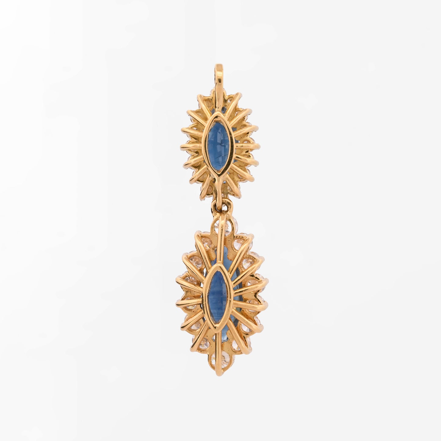 Colgante antiguo realizado en oro amarillo, con 2 rosetones unidos de zafiros talla marquise y orla de brillantes. Joyas antiguas con zafiros al mejor precio.