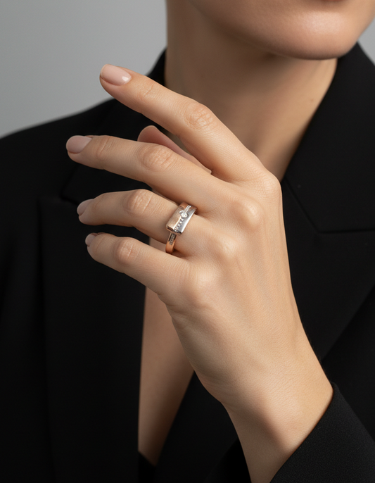 Comprar sortija bicolor de oro rosa y oro blanco de 18kt con carril de 19 diamantes y 1 mas grande central. Conoce el mejor precio oro Barcelona, venta de joyas usadas Barcelona.