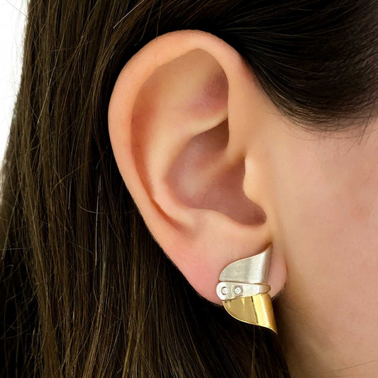 Pendientes de oro amarillo y blanco de 18kt con forma de media luna, la parte superior en oro amarillo liso y la parte baja en oro blanco y mate. Cierre omega.