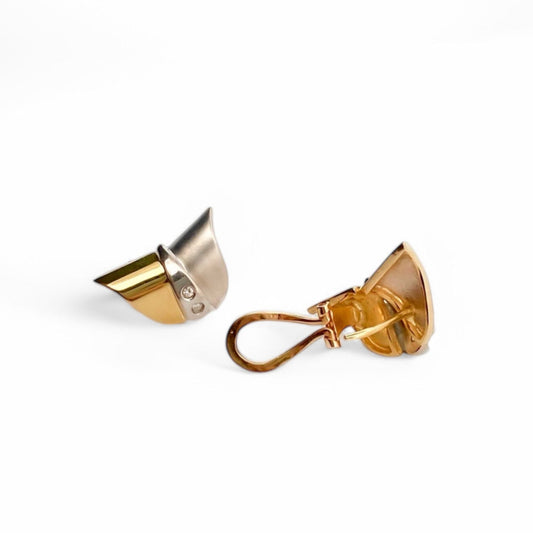 Pendientes de oro amarillo y blanco de 18kt con forma de media luna, la parte superior en oro amarillo liso y la parte baja en oro blanco y mate. Cierre omega.