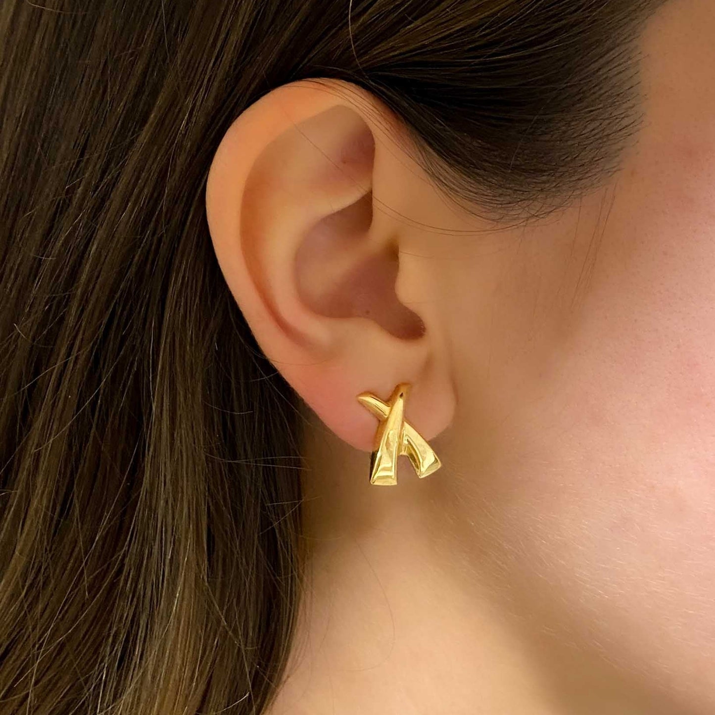 Pendientes de Oro amarillo de 18kt con forma de X i cierre tipo omega.
Peso: 4,30g
Medida: 18mm de alto x 13 de grosor
Material: Oro de 18kt
Esta pieza ha sido restaurada en nuestro taller de Barcelona y se entrega certificada.
Ian'or la mejor joyeria compra-venta de Oro de Barcelona, te garantizamos el mejor precio. Restauración de joyas vintage y segunda mano. Compro oro Barcelona.