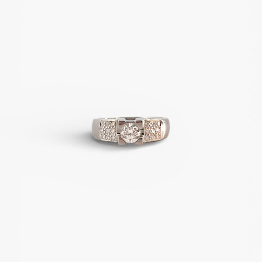 Comprar Anillo en oro blanco de 18kt con un diamante central engastado por 4 grapas y 9 brillantes a cada lado en los brazos. Anillos de diamantes al mejor precio en Barcelona
