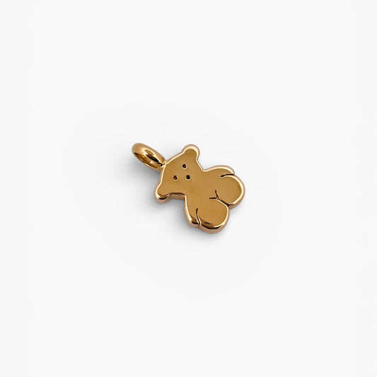 Comprar icónico colgante de Oro amarillo de 18kt del representativo osito de Tous. Un must imprescindible en tu joyero si eres amante de la Firma. Pieza original. El colgante mide 21,98mm de alto (incluyendo la balía) por 12,90mm de ancho con un grosor de 4mm.
