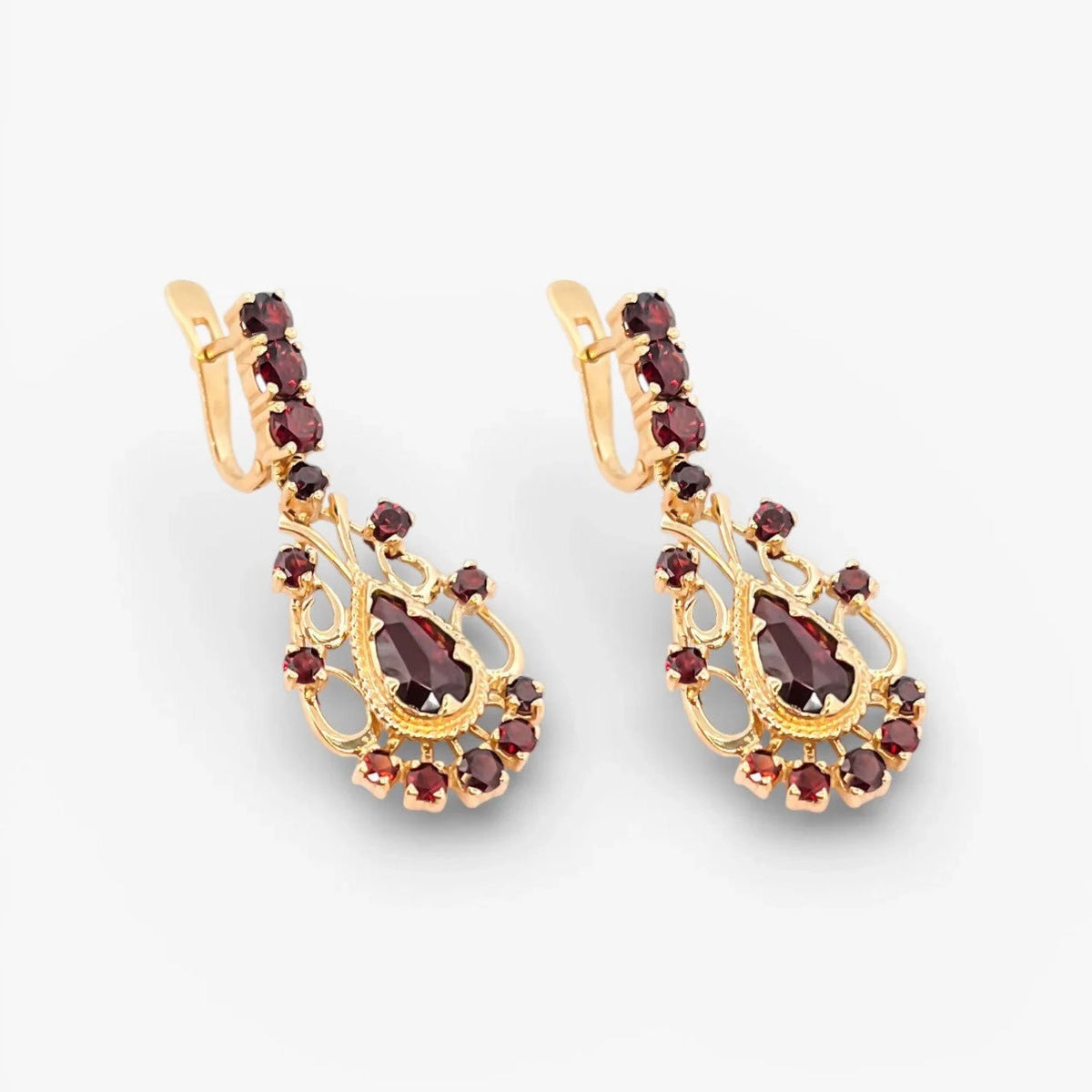 Comprar pendientes largos realizados en oro amarillo de 18kt con 14 granates en cada pendiente. Joyería Ian'Or. Envío GRATIS. Pieza certificada