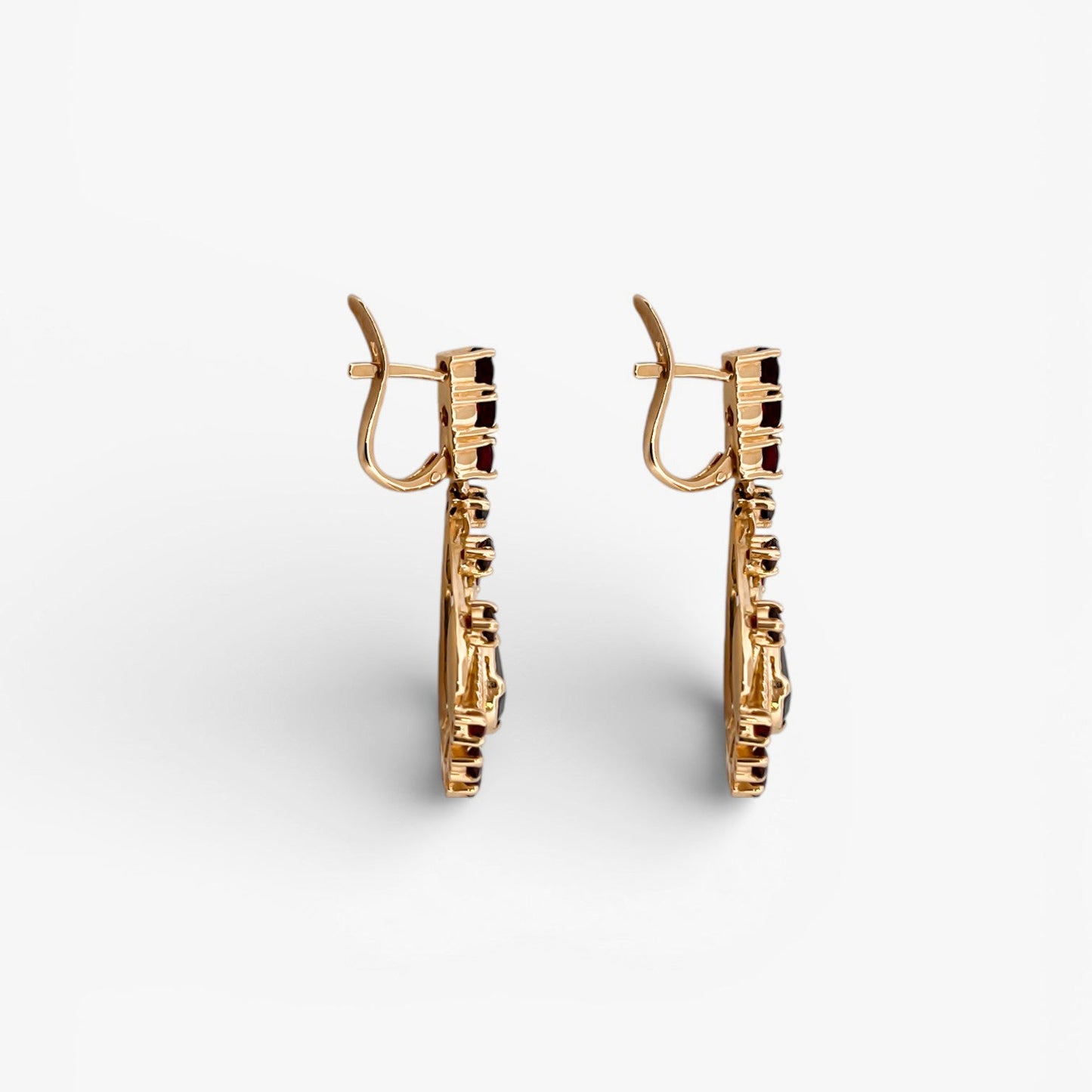 Comprar pendientes largos realizados en oro amarillo de 18kt con 14 granates en cada pendiente. Estos preciosos pendientes disponen de cierre catalán. Joyas vintage. Joyería Ian'Or. Envío GRATIS.