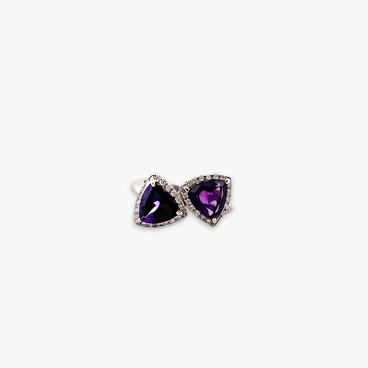 Comprar sortija realizada en oro blanco de 18kt con 2 amatistas cada una en forma de triangulo y 18 diamantes alrededor de cada triangulo. Joyas únicas de segunda mano. Joyería Ian'Or.
