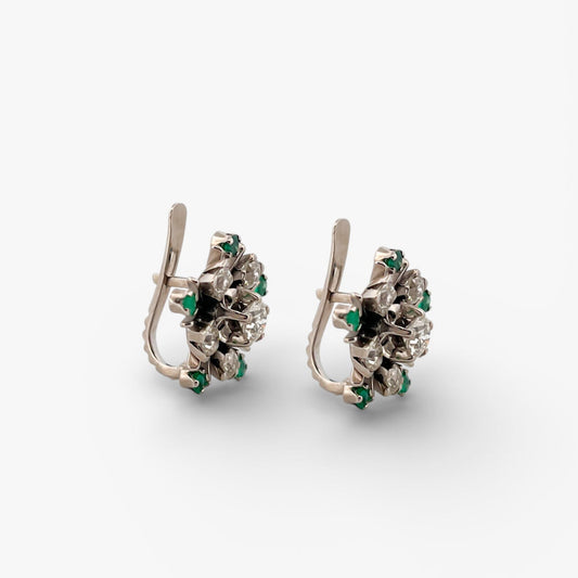 Pendientes antiguos realizados en oro blanco de 18kt, con rosetón con brillante central y estrella de brillantes y esmeraldas. Cierre de palanca. Pendientes vintage oro.