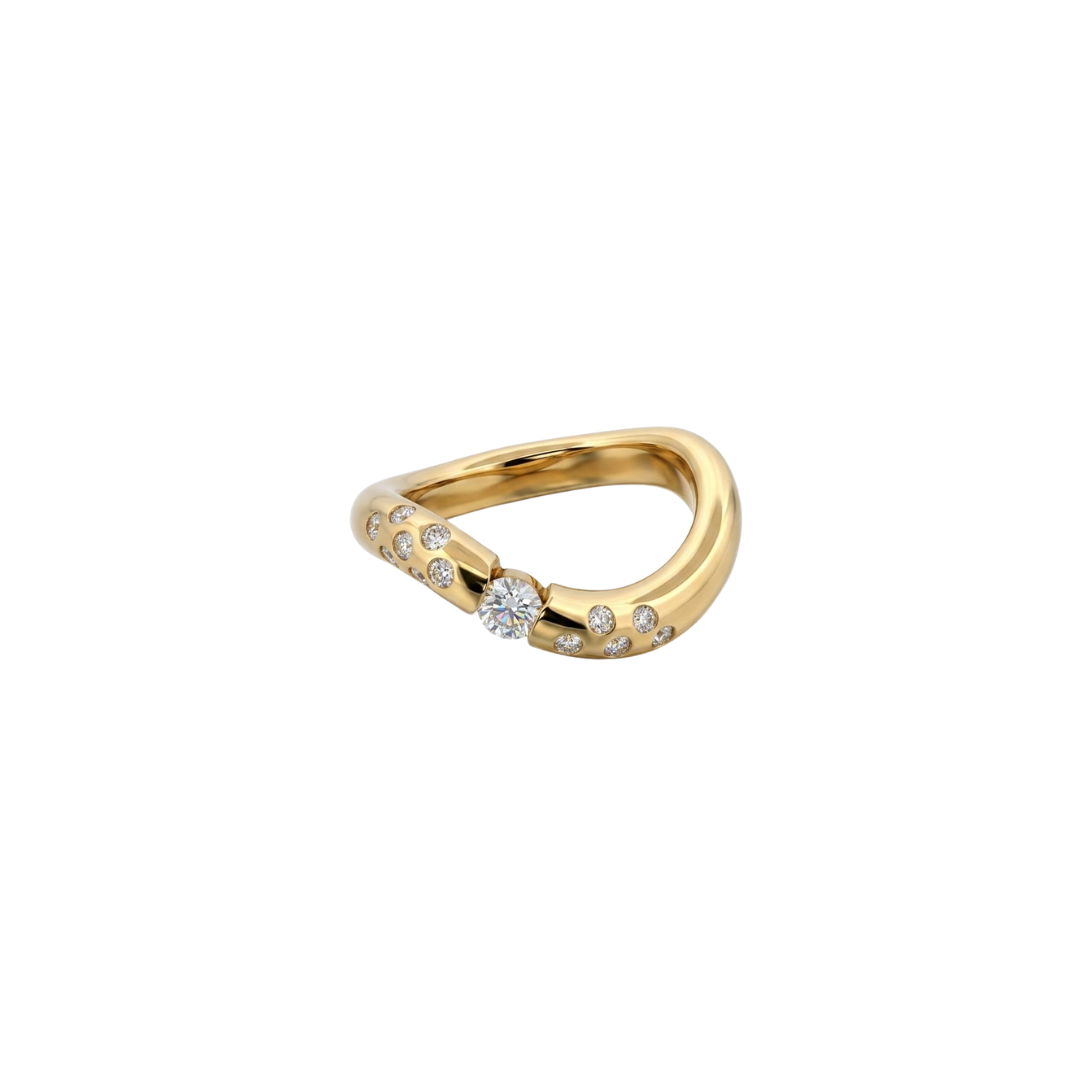 Anillo irregular realizado en oro amarillo de 18kt con diamante central de 0,08ct y 14 diamantes más pequeños a los lados del brazo. Anillos de segunda mano.