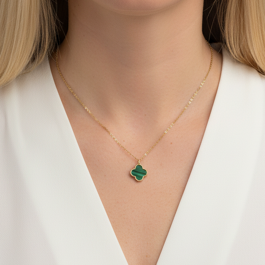 Comprar colgante realizado en oro amarillo de 18kt, este colgante esta inspirado en la famosa marca francesa Van Cleef. Compra venta de joyas en Barcelona, taller propio de restauración de joyas en Barcelona.