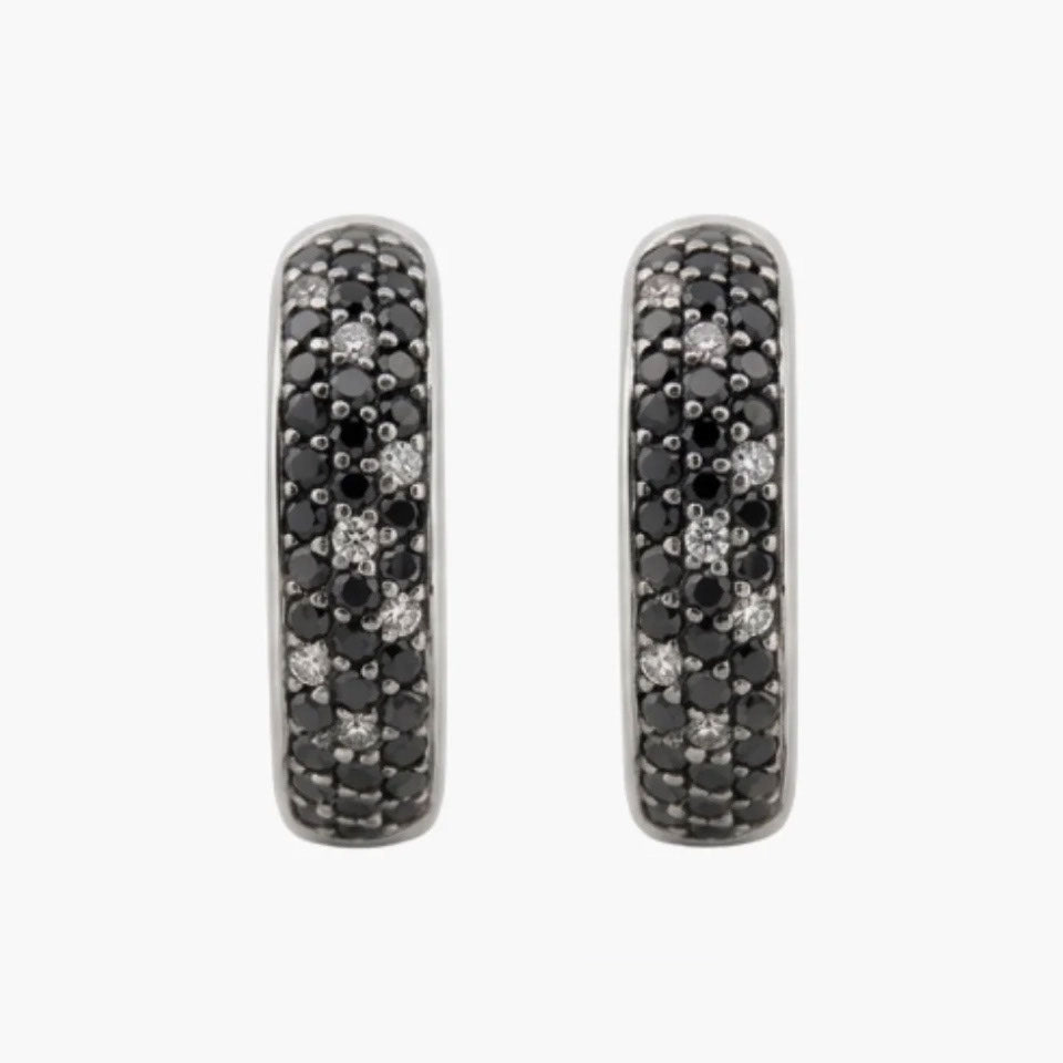 Comprar Criollas de oro blanco de 18kt pavé de diamantes, con 7 diamantes blancos y 35 diamantes negros en cada pendiente. Envío gratis pieza certificada