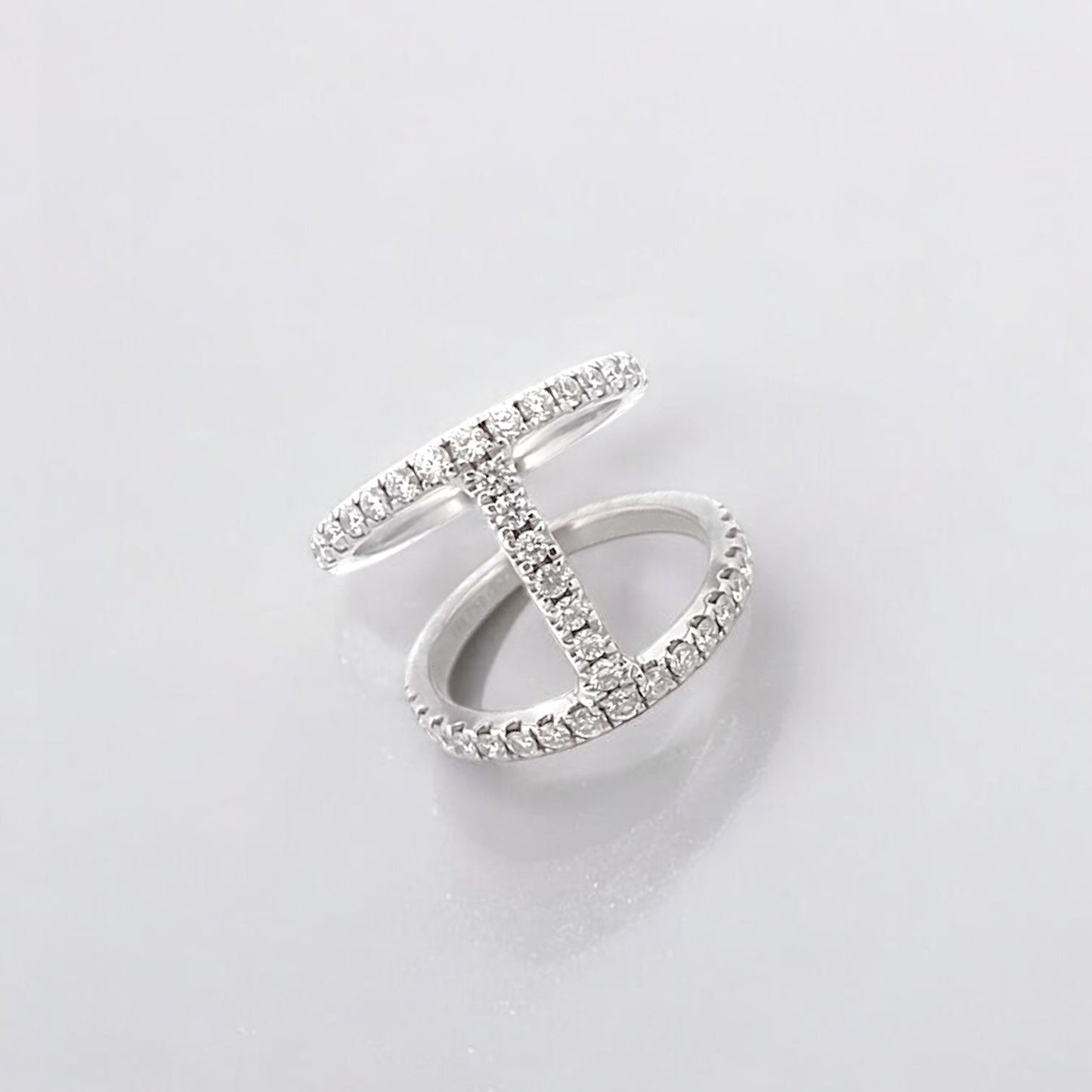 Anillo de oro blanco de 18kt con un total de 41 diamantes talla brillante. Joyería compro oro, dónde comprar y vender joyas al mejor precio en Barcelona. Joyas al mejor precio, envío gratuito.