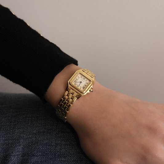 Panthère de Cartier original realizado en oro de 18k (medida lady). Estuche original. Compro oro. Barcelona. IAN'OR.
Muy buen estado con leves marcas de uso.