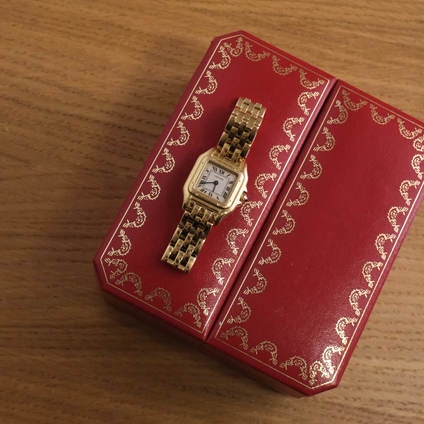 Panthère de Cartier original realizado en oro de 18k (medida lady). Estuche original. Compro oro. Barcelona. IAN'OR.
Muy buen estado con leves marcas de uso.