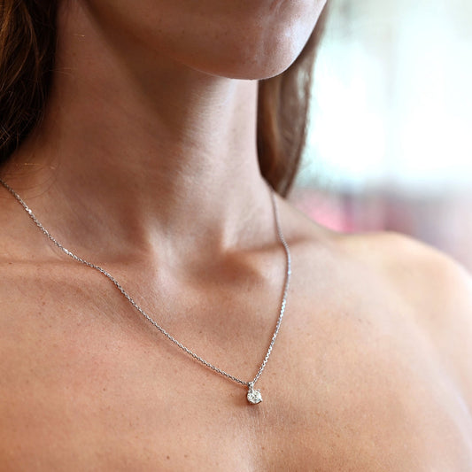 Comprar colgante tipo solitario realizado en oro blanco de 18kt con brillante de 0,92ct engastado en 4 grapas. Cadena no incluída. Joyas de segunda mano baratas. Ian'Or.