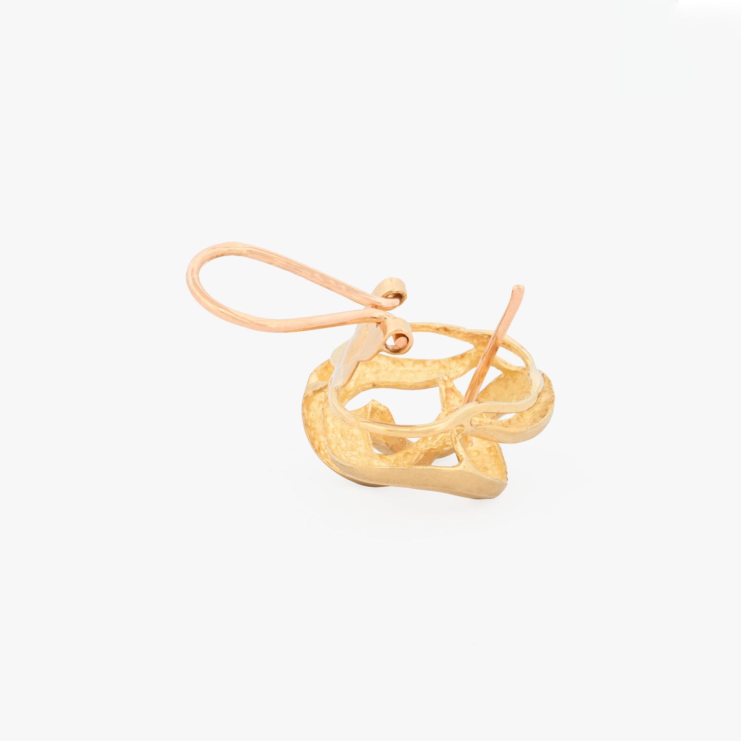 Comprar pendientes tipo lazo de tres realizados en oro amarillo de 18kt. Estos pendientes disponen de cierre tipo omega. Joyeria Barcelona.