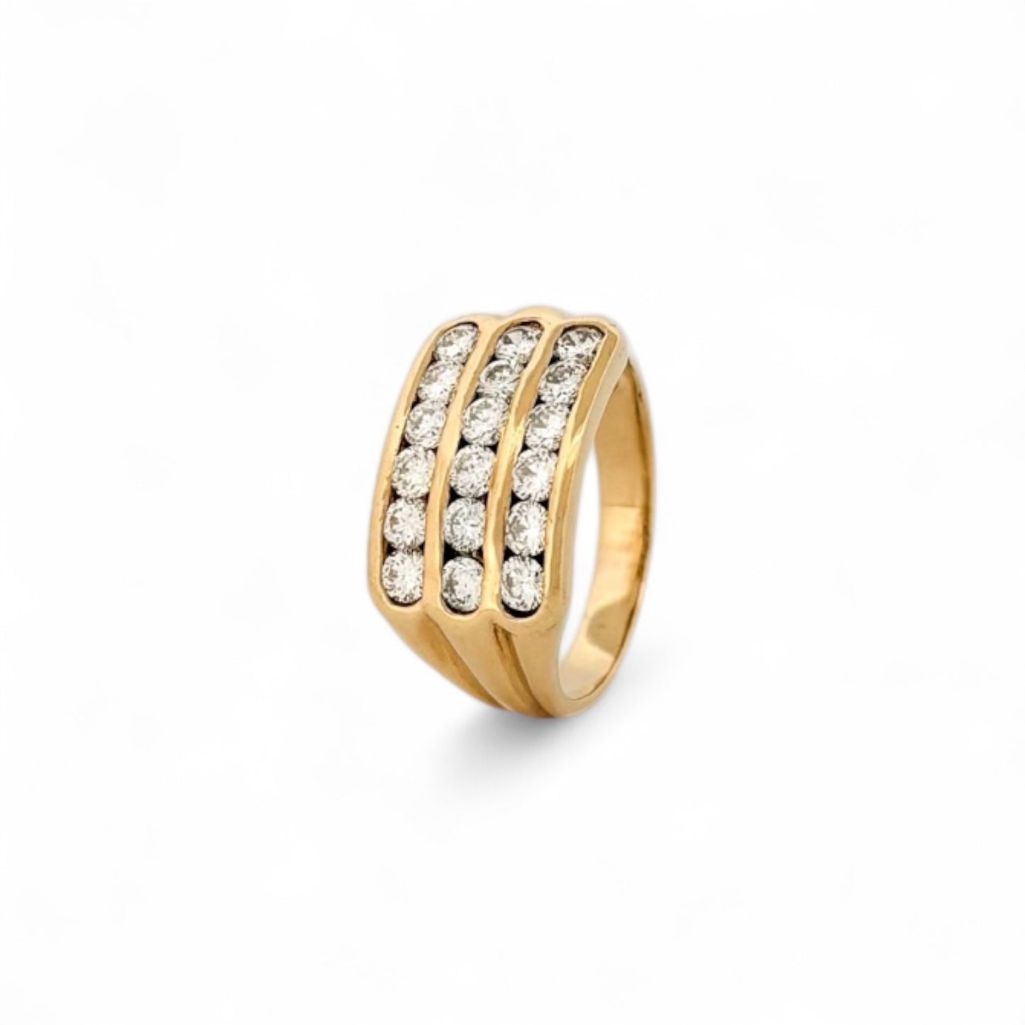 Anillo de oro amarillo de 18kt con 18 diamantes talla brillante de 0,07ct cada uno y 1,26ct en total. Anillos al mejor precio en Barcelona.