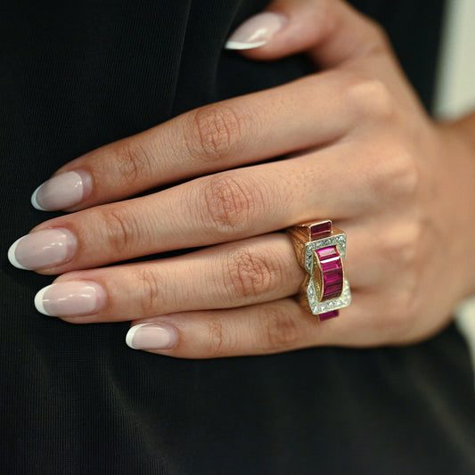 Comprar anillo chevalier de oro amarillo de 18k con rubies y diamantes. Joyas baratas oro al mejor precio. Joyería Barcelona. Pieza certificada y envío gratuito