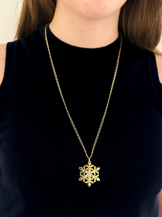 Colgante de la firma TOUS realizado en oro amarillo y blanco de 18kt en forma de copo de nieve y oso en la parte central con pavé de de diamantes. Joyas Tous.