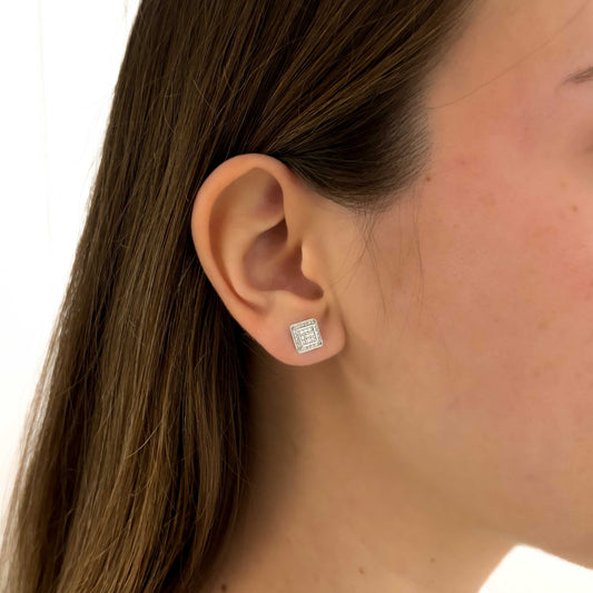 Comprar pendientes tu y yo de oro blanco de 18kt con pavé cuadrado de diamantes talla brillante y perla negra. Estos pendientes tienen la particularidad de poder usarse de dos formas distintas, con perla o sin perla. Cierre a presión. Comprar pendientes segunda mano en barcelona. Comprar oro en Barcelona. Restauración de joyas en Barcelona.