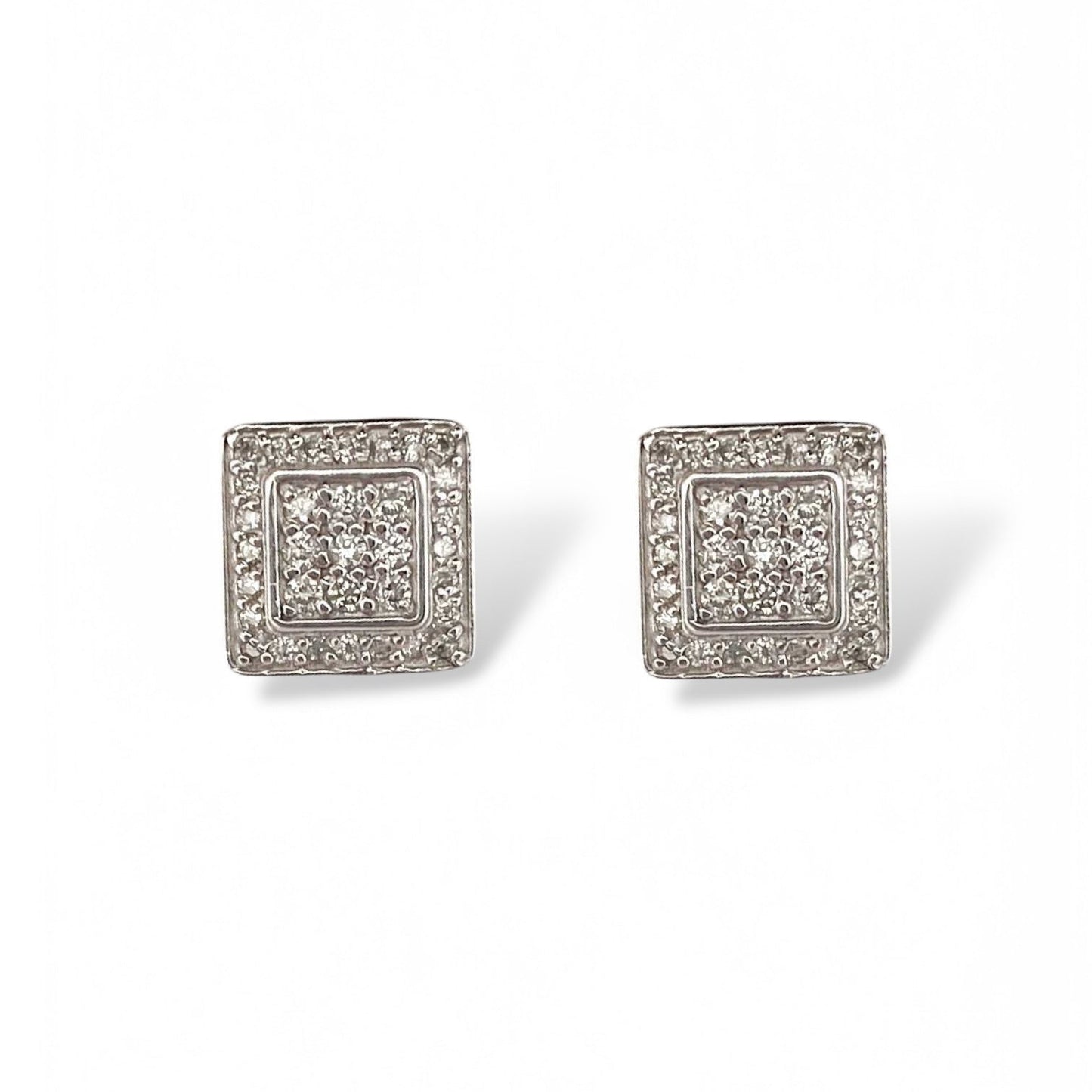 Comprar pendientes tu y yo de oro blanco de 18kt con pavé cuadrado de diamantes talla brillante y perla negra. Estos pendientes tienen la particularidad de poder usarse de dos formas distintas, con perla o sin perla. Cierre a presión. Comprar pendientes segunda mano en barcelona. Comprar oro en Barcelona. Restauración de joyas en Barcelona.