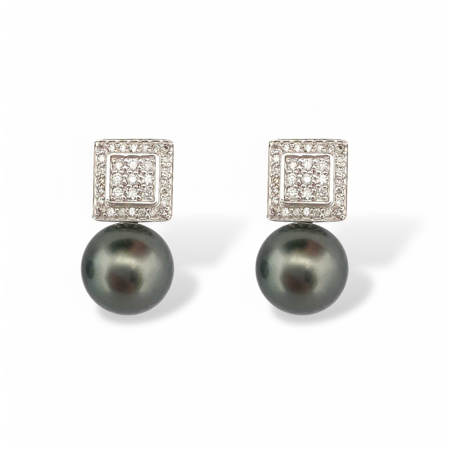 Comprar pendientes tu y yo de oro blanco de 18kt con pavé cuadrado de diamantes talla brillante y perla negra. Estos pendientes tienen la particularidad de poder usarse de dos formas distintas, con perla o sin perla. Cierre a presión. Comprar pendientes segunda mano en barcelona. Comprar oro en Barcelona. Restauración de joyas en Barcelona.
