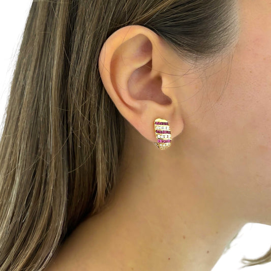 Pendientes de oro amarillo de 18kt con 17 diamantes y 12 rubíes talla brillante en cada pendiente. Estos pendientes tienen una medida de 22,25mm de alto y 13,05mm de ancho. Joyas de segunda mano, restauración y creación de joyas, compro oro Barcelona. Joyeria Ian'Or dónde comprar y vender oro y joyas al mejor precio en Barcelona.